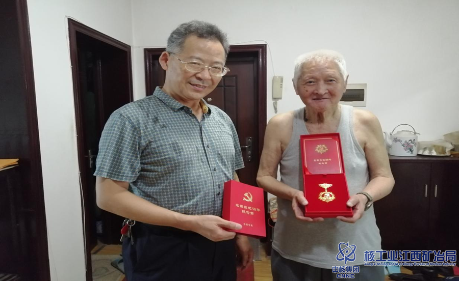720社區為老黨員頒發紀念章_副本.png