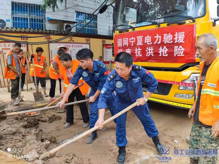 社區員工周雄軍參加河南救援_副本.jpg