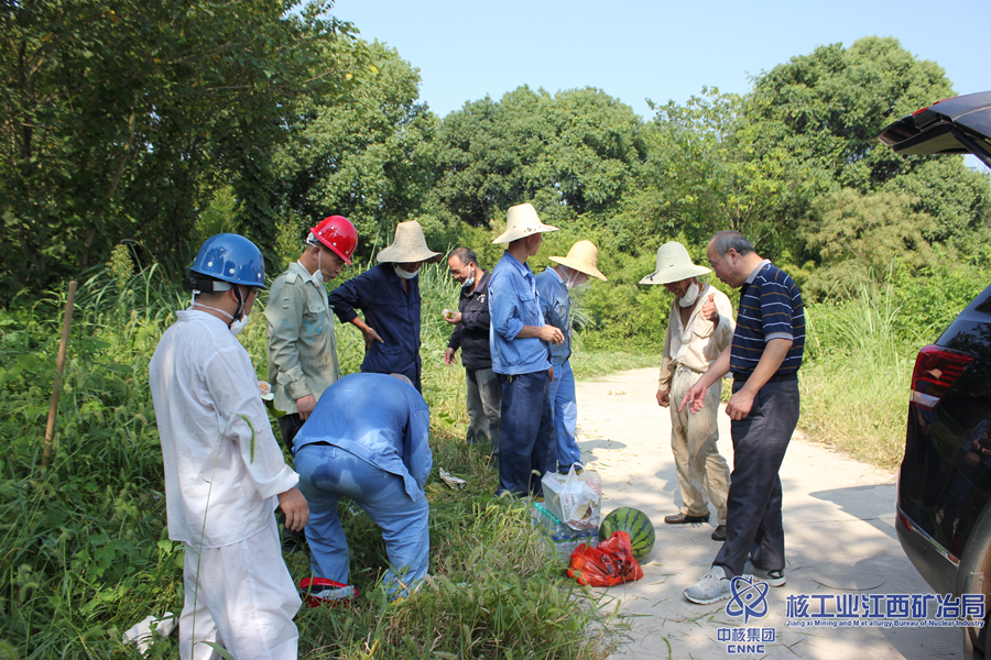 金安鈾業(yè)開(kāi)展“夏送清涼”慰問(wèn)活動(dòng)1_副本.png