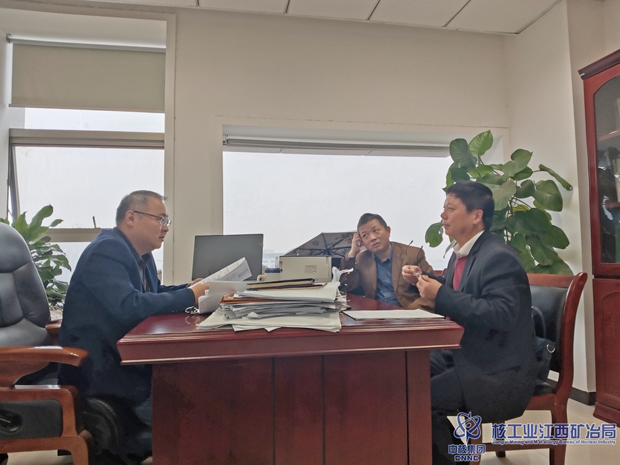 七二一社區堯德祥向撫州市國資委副主任楊小平匯報工作時的情景_副本.jpg