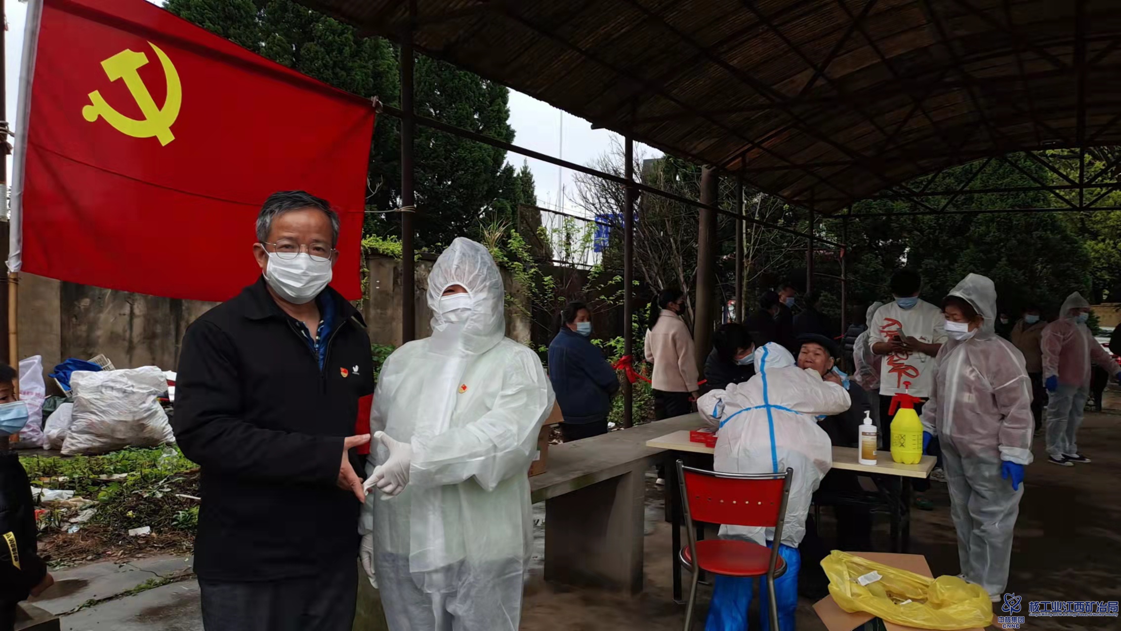 昌北管理站原何友良和妻子黃小清（穿防護服者）在第六輪核酸檢測現場做自愿者1 (1).jpg