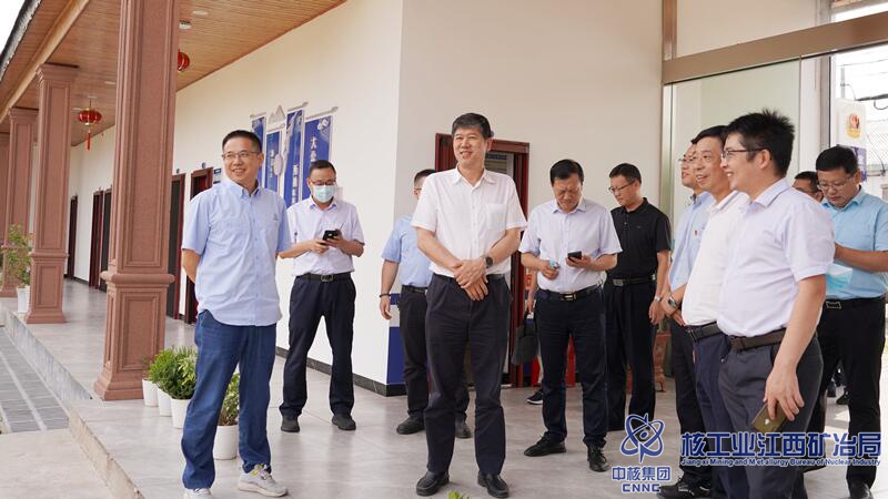 衢州鈾業領導陪同中國鈾業領導王成一行在萬宇環境辦公區.jpg