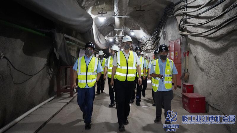 衢州鈾業領導陪同中國鈾業總經理王成一行巡視井巷作業現場.jpg