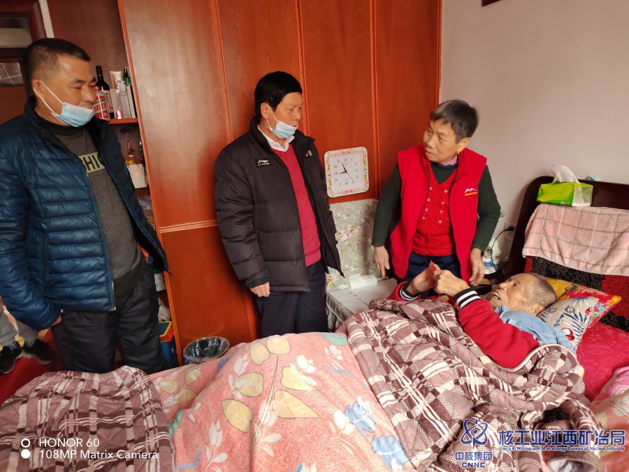 新春走基層——堯德祥到金安小區走訪慰問困難戶1.jpg
